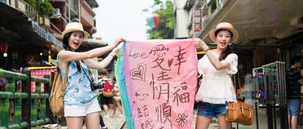 8-Hour Taipei and Jiufen Tour with Shifen Waterfall and Sky Lantern