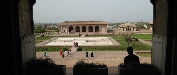 10-Hour Lahore Motorbike Tour with Fort, Wazir Khan and Wagah