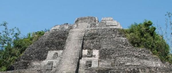 6-Hour Lamanai Archaeological Reserve Tour by Boat with Wildlife