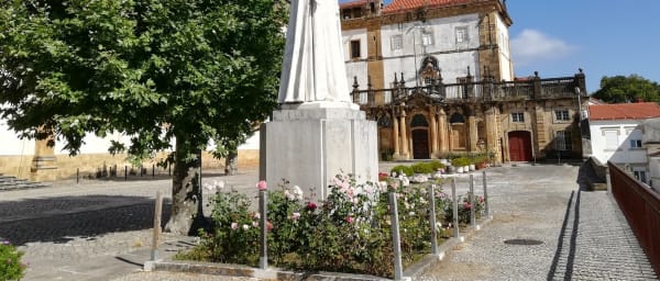 4-Hour Holy Queen Isabel Landmarks Tour in Coimbra