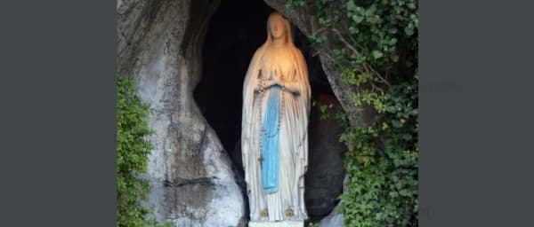14-Hour Lourdes Tour from Paris with TGV and Sanctuary Visit