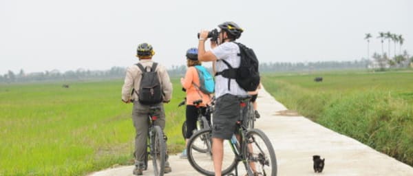 4-Hour Hoi An Cycling Tour with Cam Kim Island and Local Crafts