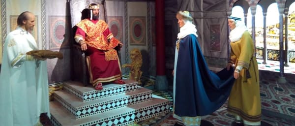 2-Hour National Museum of Ukraine Tour in Kyiv with immersive exhibits