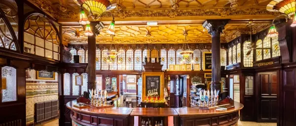 4-Hour Liverpool Pub Crawl with Landmark Pubs and Lobscouse