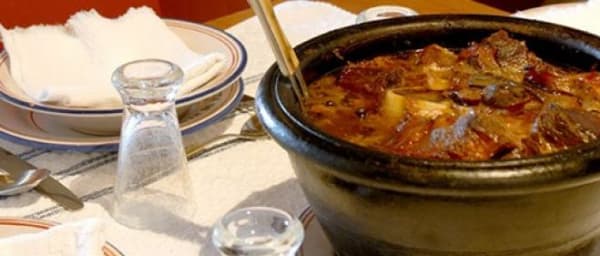 8-Hour Terceira Island Sightseeing Tour with Traditional Lunch