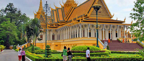7-Hour Phnom Penh History Tour with Royal Palace and Killing Fields