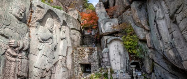 3-Hour Walking Tour in Busan with Seokbulsa Temple and Maaebul