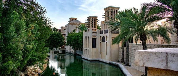 4-Hour Dubai Night Tour with Souk Madinat Jumeirah and Club Drinks