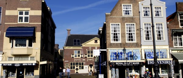 2-Hour Delft Walking Tour with Royal Stories and Delft Blue