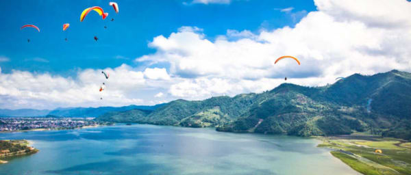 1-Hour Paragliding Tour over Annapurna from Sarangkot with Lake Views
