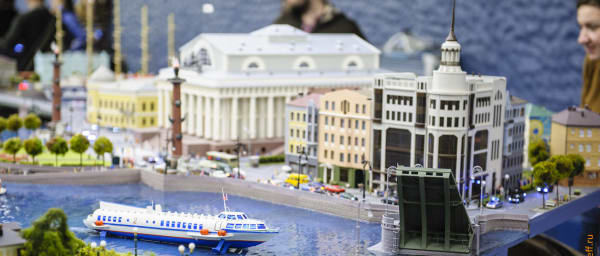 5-Hour Grand Maket Rossiya Tour in Saint Petersburg