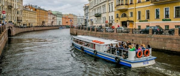 3-Hour Neva River Boating Tour in St Petersburg with Champagne