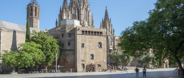 Full-Day Barcelona Sightseeing Tour with Old Town and Gaudí Icons