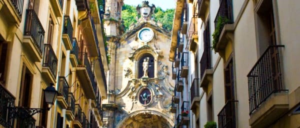 4-Hour Walking Tour of San Sebastian with Basque History and Town Hall