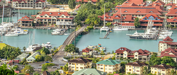 8-Hour Victoria and Mahé Tour with Rum Distillery and Beach Stops