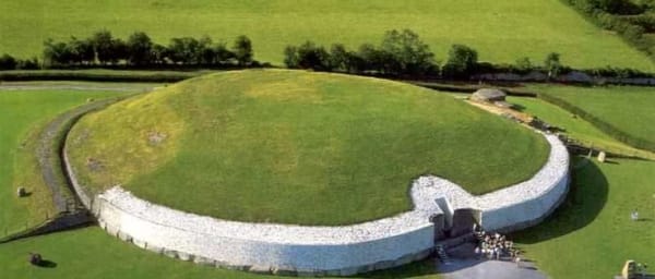 5-Hour Dublin to Belfast Transfer with Newgrange and Monasterboice