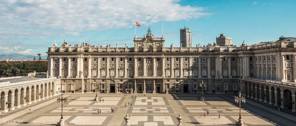 2-Hour Madrid Walking Tour with Royal Palace and Plaza Mayor