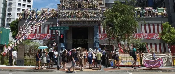 6-Hour Hidden Gems Walking Tour in Singapore with Hawker Tastings