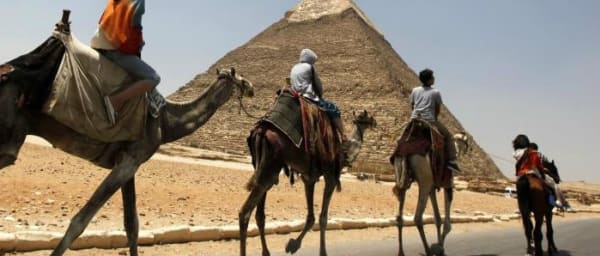 2-Hour Camel Ride in Giza with Sunrise or Sunset Pyramid Views