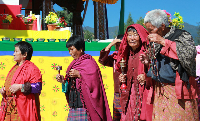 Thimphu, Memorial Chorten, Devotees