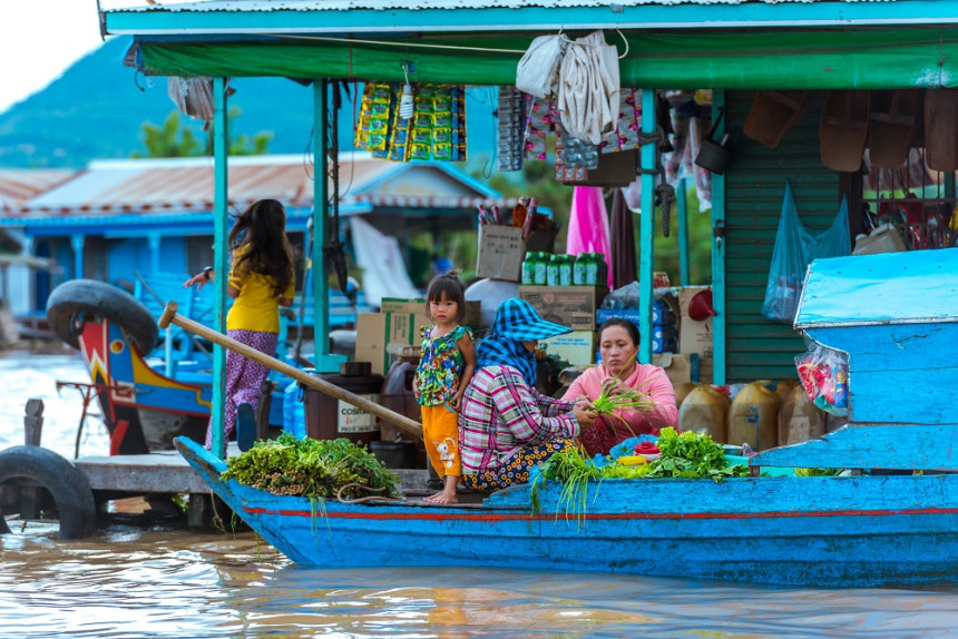 Floating house along the Tonle Sap river