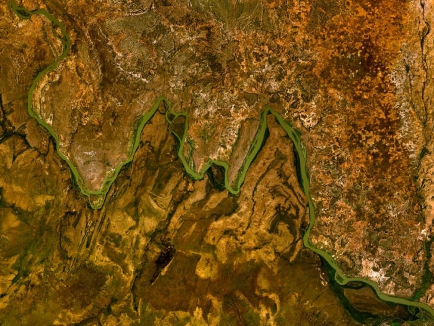 Bends in the River Niger which give W National Park its unique name
