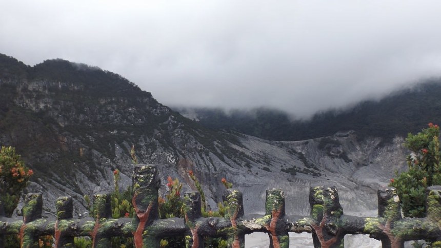  Gunung Tangkuban Perahu