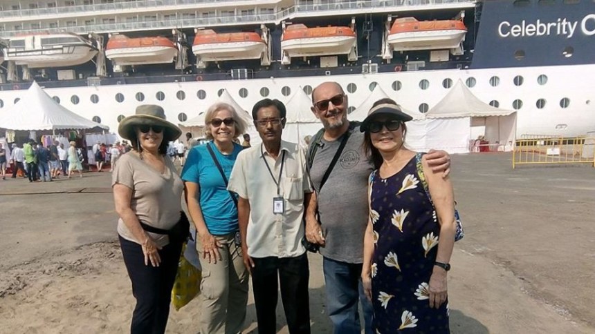 Guide Kader Maveli with travellers