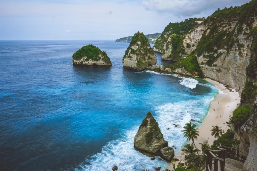 Turquoise Waters and Limestone Cliffs Along the Indian Ocean Coast