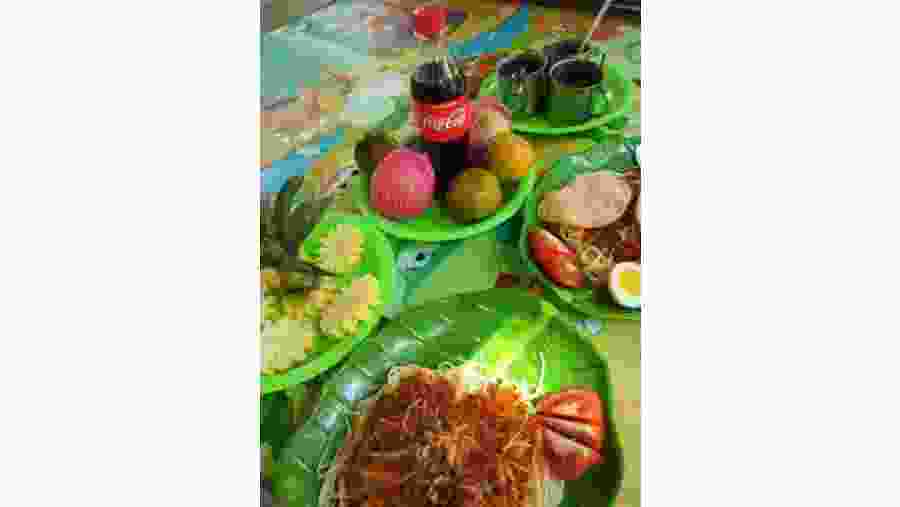 Enjoy tasty lunch on the trip