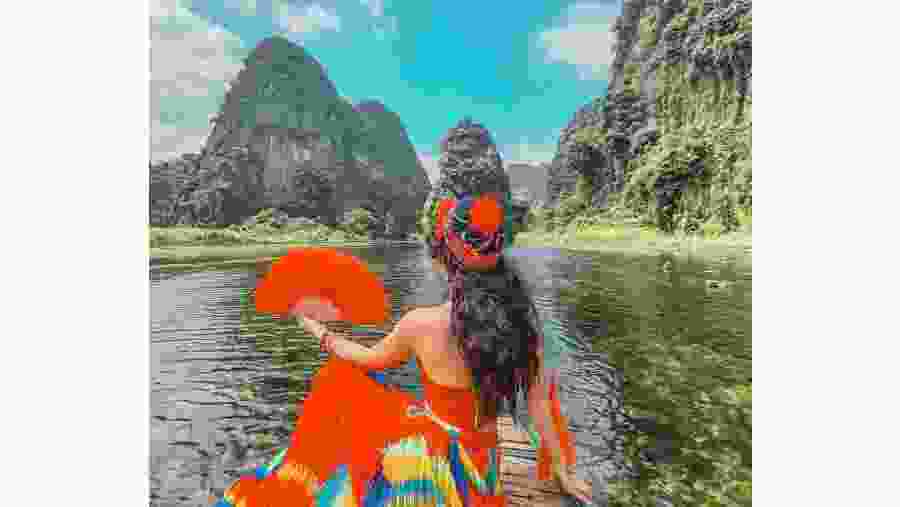 Ninh Binh Tour on a sampan