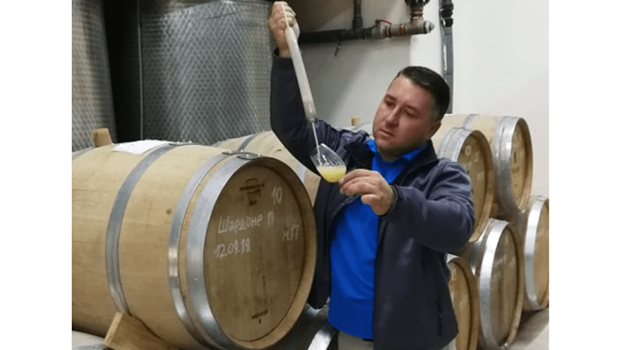 Pour wines fresh from the barrel