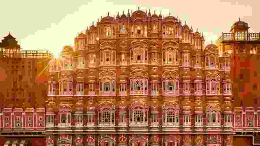 Admire the stunning Hawa Mahal
