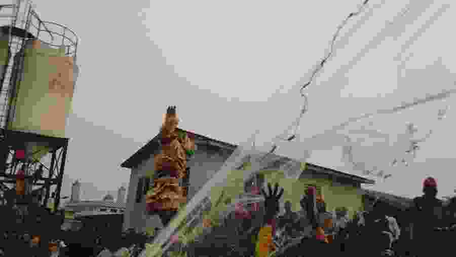 Kpodji throwing fishnet