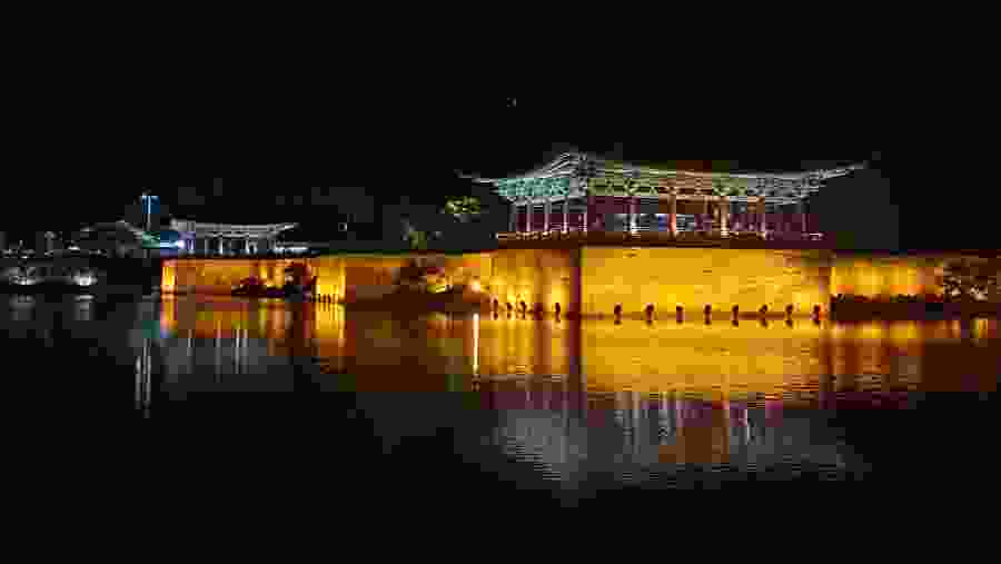 Admire the view of Donggung Palace and Wolji Pond