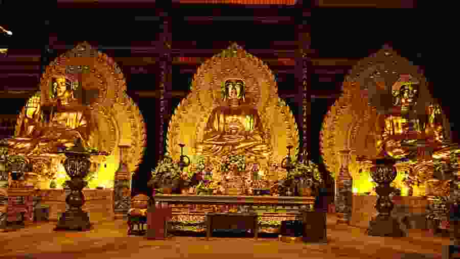 Marvel at the various Buddha statues in Bai Dinh