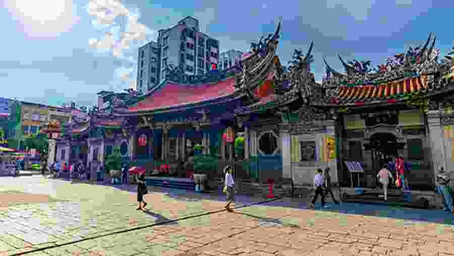Visit the Longshan Temple