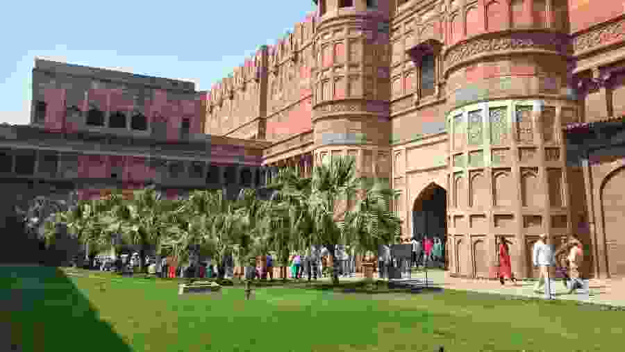 Explore the astounding Fort of Agra in Agra, India