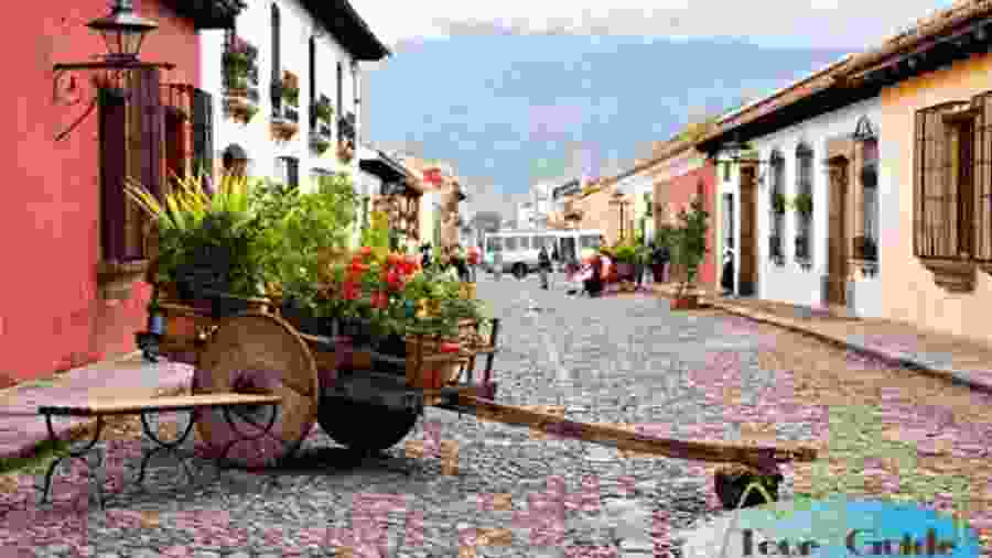 Stroll through Calle del Arco