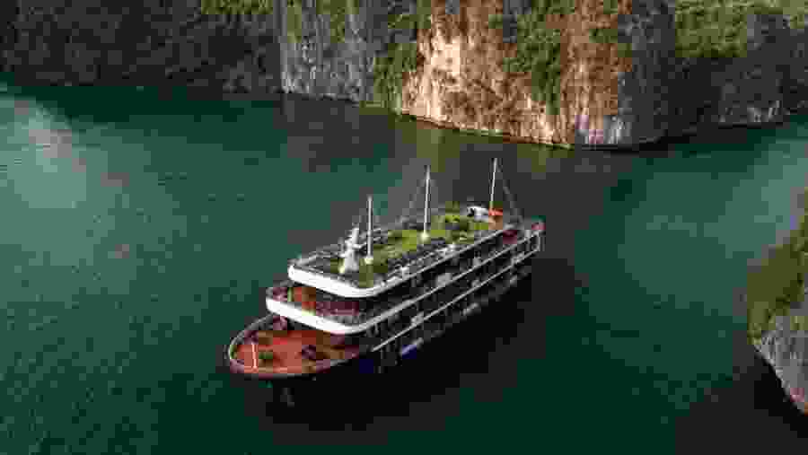 Cruising on Ha Long Bay