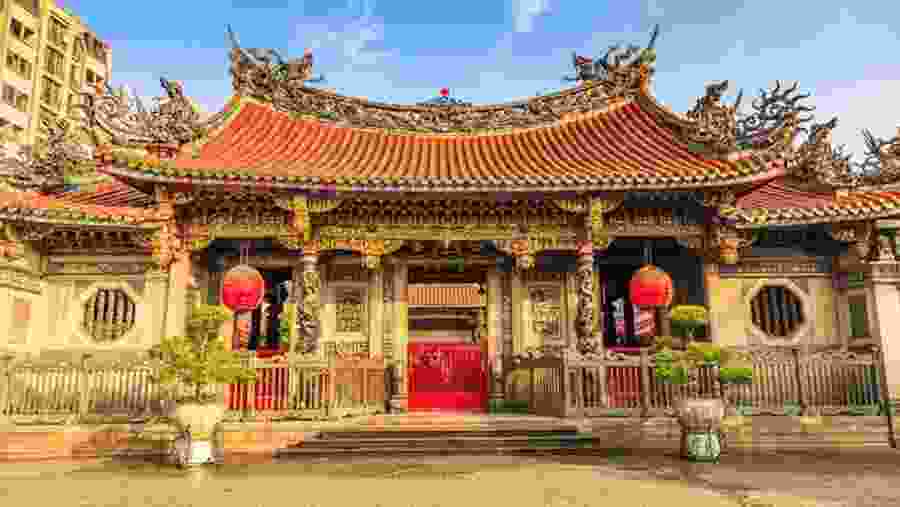 Visit the Lungshan Temple