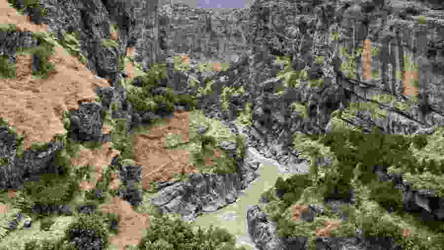 Hike in the scenic terrains of Iraq