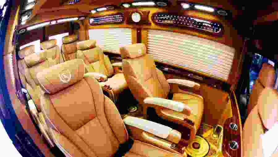 Limousine bus