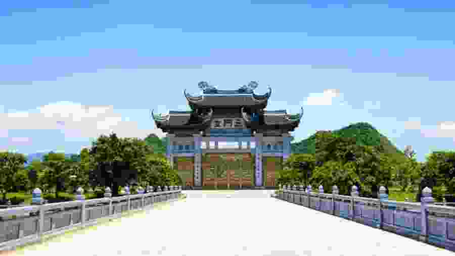 Head to the Chùa Bái Dính