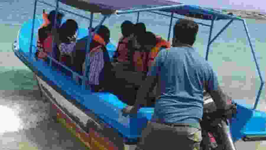 Travellers in Trincomalee