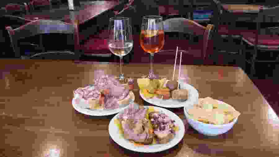 Cicchetti Dishes, Prosecco Wine & Venetian Spritz Tasting Tour in Treviso