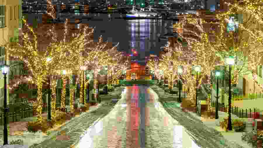 Night View of the Hachimanzaka Slope in Hakodate City