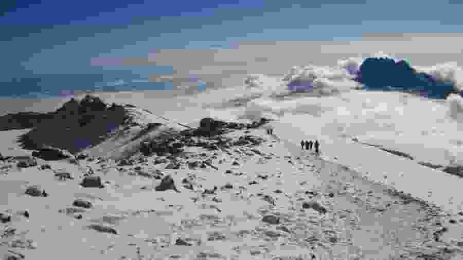 Walk in the snow for 1 hour before reaching the summit