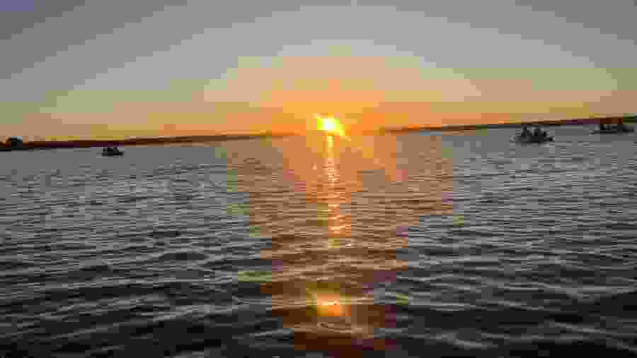 por de sol na ilha de fitnas