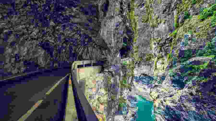 Travel through Taroko Gorge